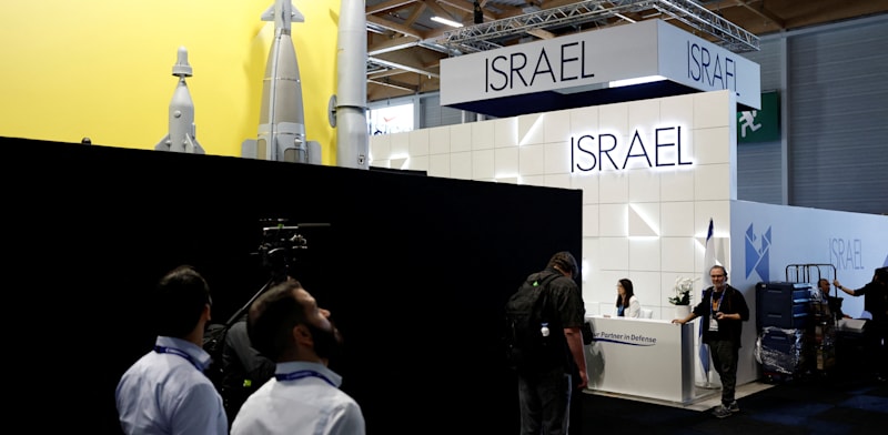 דוכן של אלביט חסום בלוחות שחורים בסלון האווירי בפריז / צילום: Reuters, Benoit Tessier
