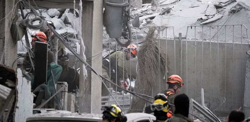"הנזק הכבד בעקבות פגיעת טיל איראני שנפל בבני ברק / צילום: ap, Leo Correa"