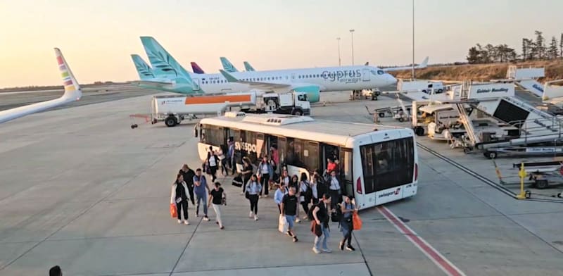 ישראלים בלרנקה בדרך לארץ / צילום: דוברות ארקיע