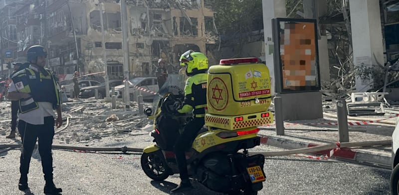 "בתים שנהרסו בחולון ותושביהם פונו בעקבות טיל ששוגר מאיראן / צילום: מד''א"