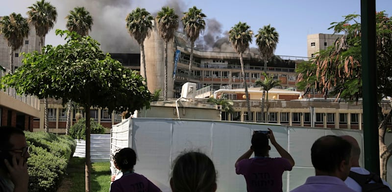 "עשן עולה מבניין בית החולים סורוקה אחרי פגיעת טיל מאיראן / צילום: ap, Leo Correa"