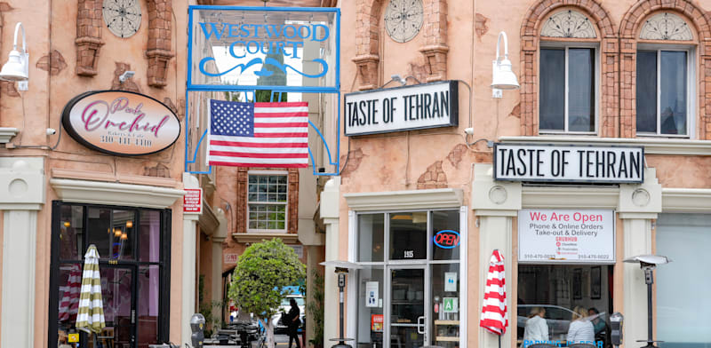 "בתי עסק בשכונת ''טהרנג'ליס'', בלוס אנג'לס, ארה''ב / צילום: ap, Damian Dovarganes"