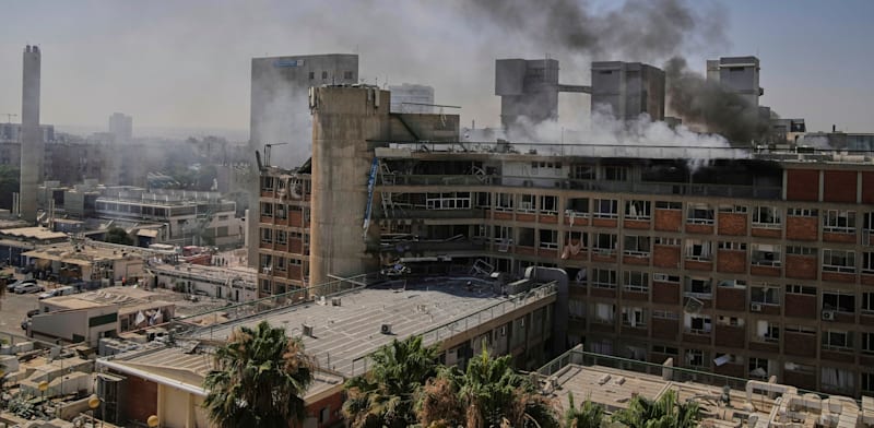 "זירת נפילת הטיל האיראני בבית החולים סורוקה / צילום: ap, Leo Correa"