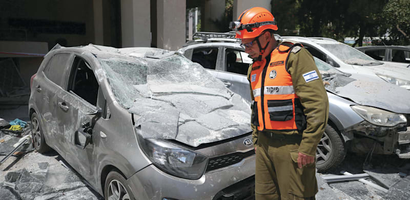 רכב שנפגע מנפילת טיל בחולון / צילום: Reuters, Anadolu via Reuters Connect