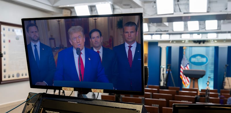 "נאומו של נשיא ארה''ב דונלד טראמפ מוקרן על מסך הטלוויזיה בבית הלבן, לאחר התקיפה באיראן / צילום: ap, Alex Brandon"