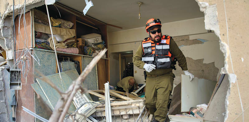 "בניין שנפגע מטיל ברמת גן / צילום: ap, Oded Balilty"