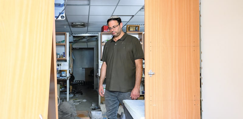 "פרופ' אהוד אוחנה במעבדה שלו בסורוקה / צילום: דני מיכליס - אוניברסיטת בן גוריון"