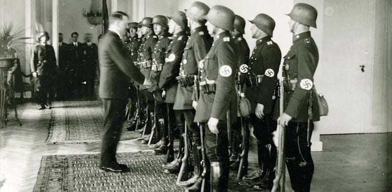 "אדולף היטלר בצילום של היינריך הופמן, 1933. אילץ את צווייג לברוח לאנגליה / צילום: Reuters, IMAGO/piemags via Reuters Connect"