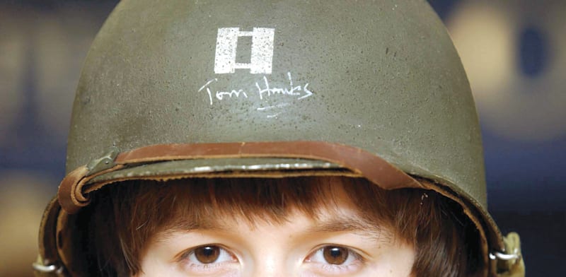 "הקסדה ששימשה את טום הנקס בסרט ''להציל את טוראי ריאן'', חתומה על ידיו. איפה האזרחים? / צילום: Reuters, PA Images via Connect"