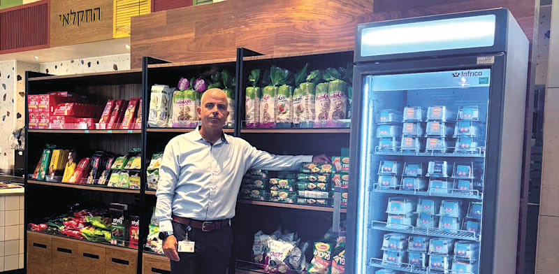 "אודי בן שימול, מנכ''ל סודקסו ישראל, בחנות נוחות בחברת מגדל. פותחים גם סופרמרקטים / צילום: יח''צ"