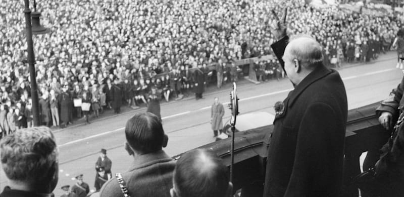 "צ'רצ'יל מסמן V. ביום הניצחון על גרמניה הנאצית / צילום: Reuters, IMAGO/piemags via Reuters"