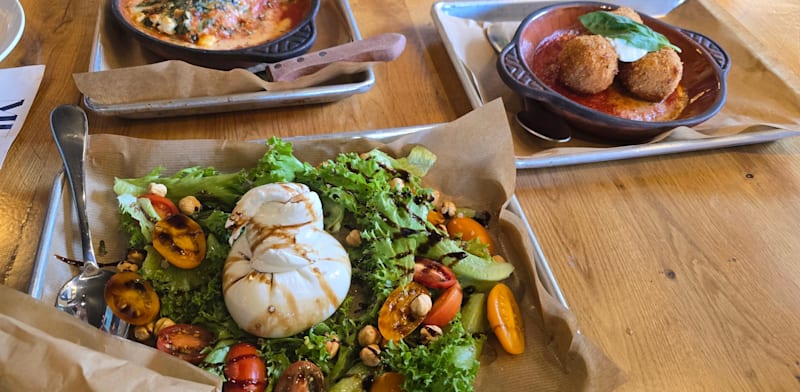 "מאפים וסלטים ב–Benno / צילום: אורנה בן חיים"