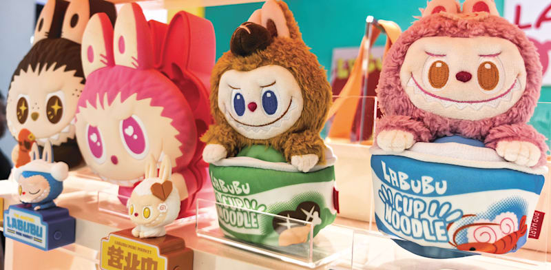 "בובות לבובו מוצגות לראווה בחנות של פופ מארט / צילום: Reuters, Oriental Image via Reuters Connect"