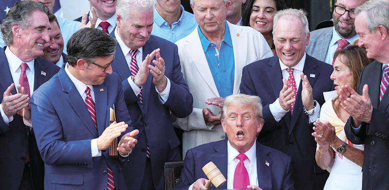 "נשיא ארה''ב, דונלד טראמפ, לאחר חתימתו על ''החוק הגדול והיפה''  ב־4 ביולי / צילום: Reuters, Ken Cedeno"