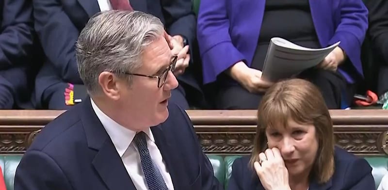 "שרת האוצר ריבס בוכה בפרלמנט. הטבלואידים הבריטים לא ידעו את נפשם מעונג / צילום: Reuters, PA Images via Reuters Connect"