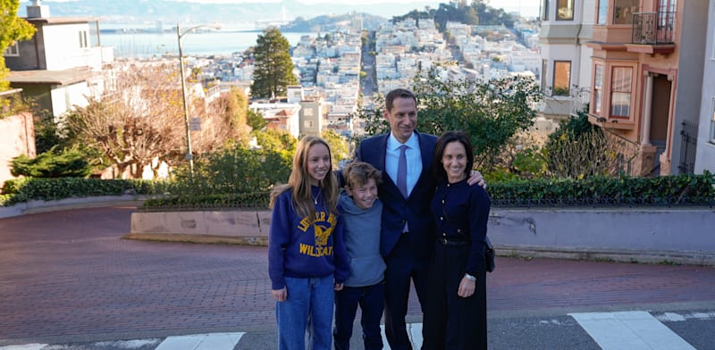 "ראש העיר החדש דניאל לורי ומשפחתו. ניצחון המתונים / צילום: ap, Godofredo A. Vásquez"