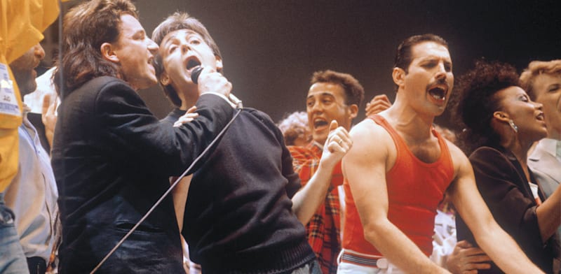 "לייב אייד, 13.7.1985, במרכז: פרדי מרקיורי, פול מקרטני ובונו. הפעם האחרונה בה העולם הסכים על משהו / צילום: Reuters, PA Images via Reuters Connect"