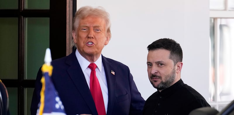 "נשיא ארה"ב טראמפ מקבל את נשיא אוקראינה זלנסקי לפני פגישתם בבית הלבן בפברואר השנה / צילום: ap, Ben Curtis"