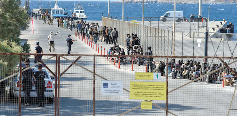 "מאות מהגרים שהגיעו ליוון דרך לוב, השבוע / צילום: ap, nicolas koutsokostas"