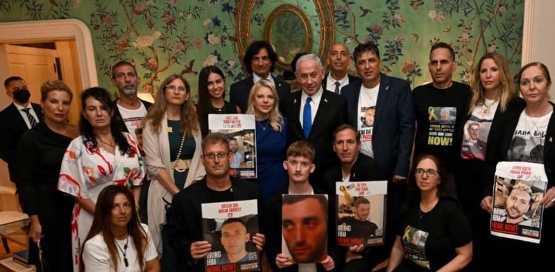 נתניהו ומשפחות החטופים בבלייר האוס. ייאוש היה תלוי בחדר / צילום: אבי אוחיון - לע''מ