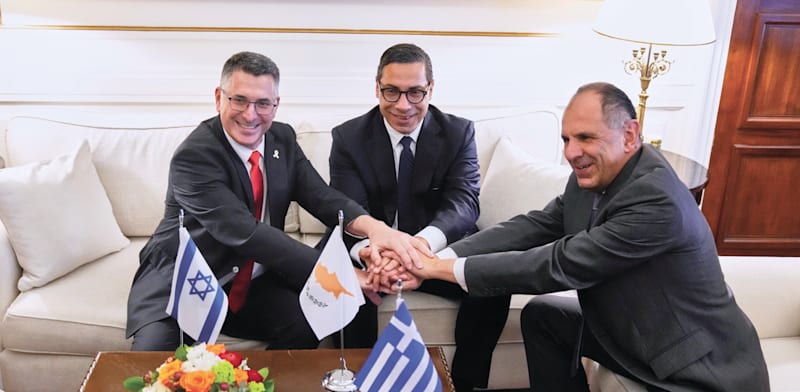 "שר החוץ גדעון סער (משמאל) עם מקביליו מקפריסין ויוון, בחתימה על הסכם אנרגיה / צילום: ap, Petros Giannakouris" "שר החוץ גדעון סער (משמאל) עם מקביליו מקפריסין ויוון, בחתימה על הסכם אנרגיה / צילום: ap, Petros Giannakouris"