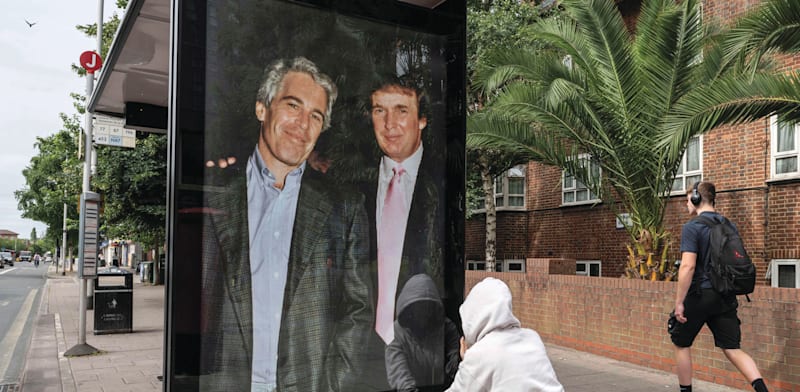 "תמונה של דונלד טראמפ עם ג'פרי אפשטיין נתלתה במחאה בתחנת אוטובוס, לונדון / צילום: ap, Thomas Krych"