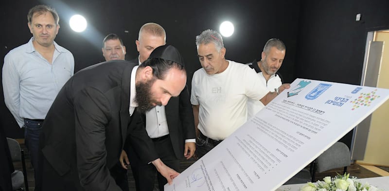 חתימה על הסכם הגג בג'דיידה-מכר / צילום: חטיב בילאל, לע''מ