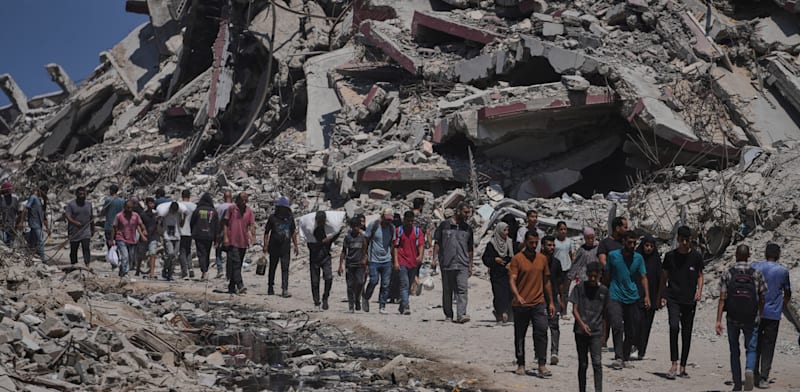 "עזתים בדרכם חזרה ממתחם סיוע הומניטרי, אתמול (א') / צילום: ap, Jehad Alshrafi"