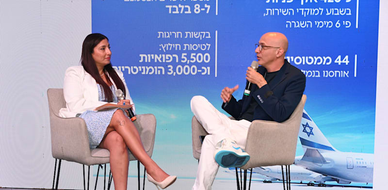 "נדב חנין, סמנכ''ל השיווק של אל על, וכתבת גלובס אלה לוי-וינריב בכנס MAD / צילום: תמר מצפי"
