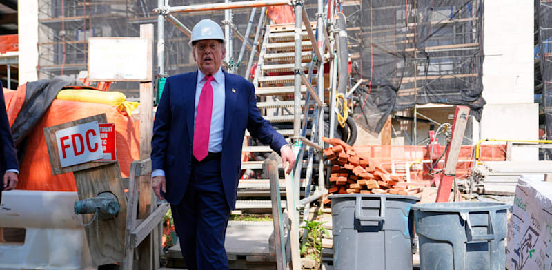 "ביקורו של הנשיא דונלד טראמפ במטה הפדרל ריזרב במהלך השיפוצים / צילום: ap, Julia Demaree Nikhinson"