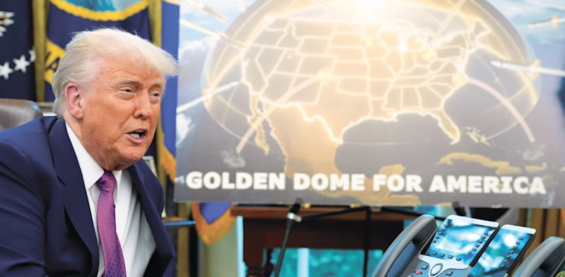 "טראמפ מציג את כיפת הזהב במאי האחרון / צילום: ap, Alex Brandon"