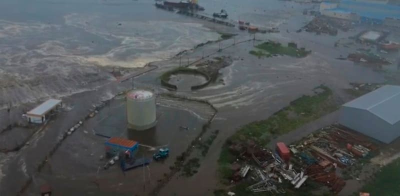 "הנזק אחרי שצונאמי היכה בסברו-קורילסק מזרח רוסיה / צילום: ap, Geophysical Service of the Russian Academy of Sciences"