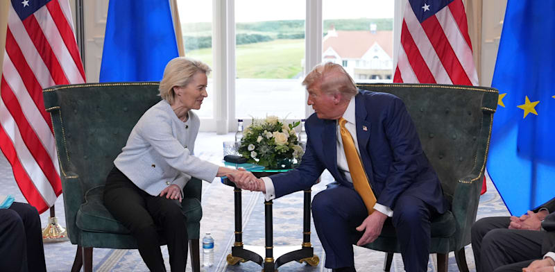 "נשיא ארה''ב דונלד טראמפ ונשיאת הנציבות האירופית אורסולה פון דר ליין / צילום: ap, Jacquelyn Martin"