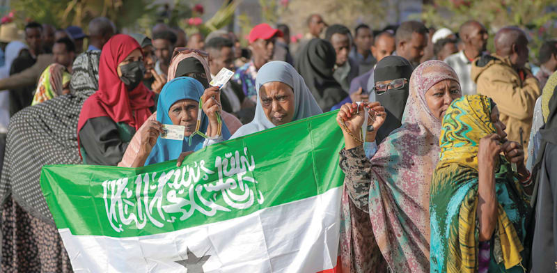 "תושבים בבירת סומלילנד, הרגייסה, בתור להצבעה לנשיאות / צילום: ap, Abdirahman Aleeli"