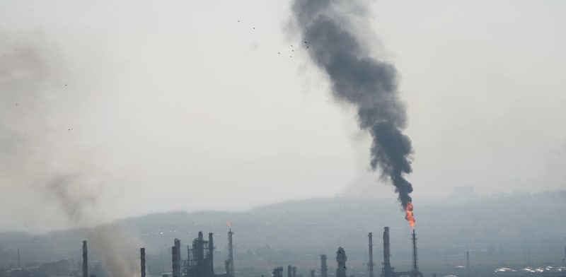 "פגיעת הטיל האיראני במפעלי בזן / צילום: ap, Ariel Schalit"