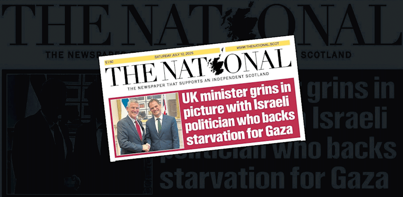 "יאיר גולן לצד שר בריטי בעיתון שמאלי סקוטי. עם הכיתוב ''תומך בהרעבת עזה'' / צילום: גזיר עיתון"