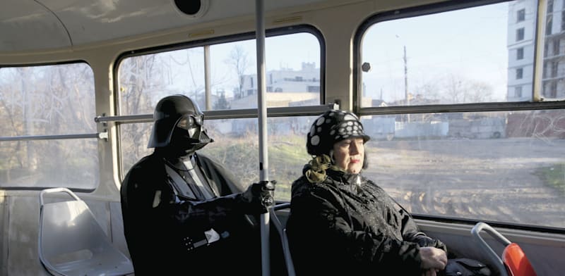 "חקיין של דארת' ויידר באוקראינה. החברה שקלה לאפשר לקיים אינטראקציה עם ויידר שנוצר ב–AI / צילום: Reuters, Valentyn Ogirenko"