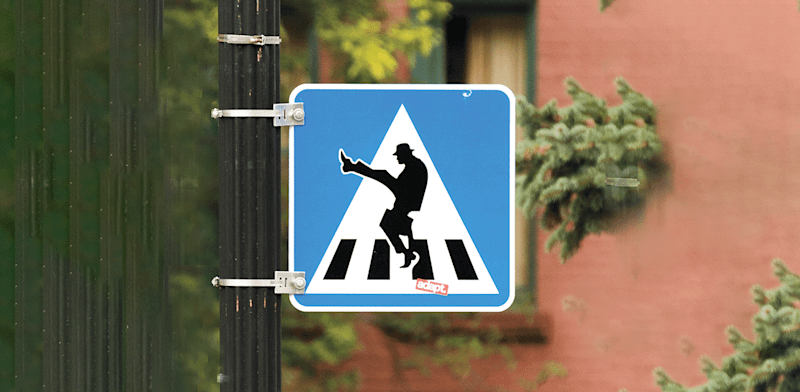 "שלט בהשראת The Ministry of Silly Walks של מונטי פייתון. מחקרים ממליצים לצאת מאזור הנוחות ולגוון את ההליכה / צילום: Shutterstock"