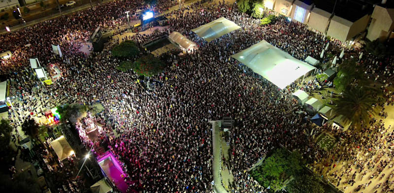 "המונים מפגינים בכיכר החטופים בתל אביב / צילום: אביב אטלס"