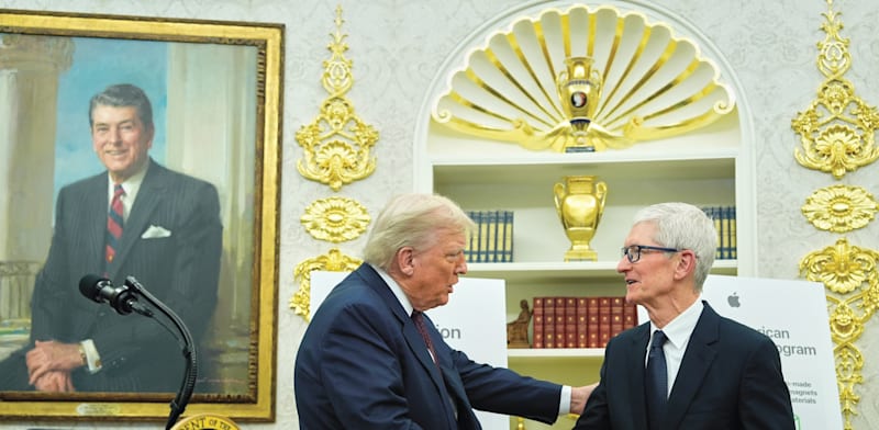 "טים קוק, מנכ''ל אפל, עם הנשיא טראמפ / צילום: ap, Alex Brandon"