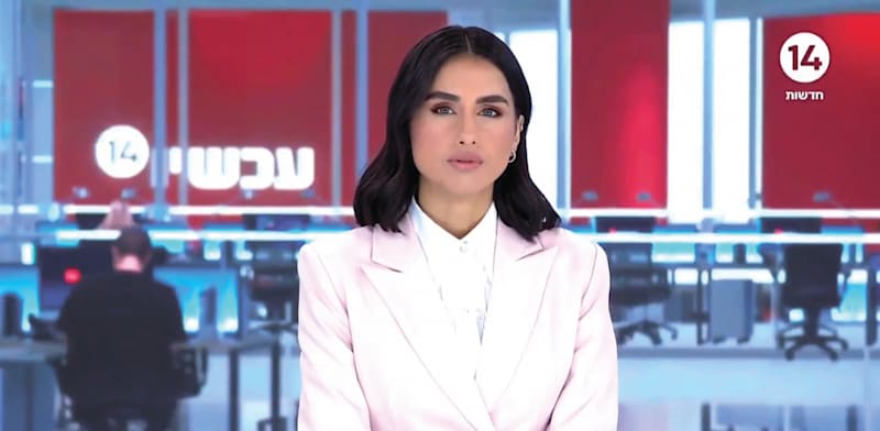 "מגי טביבי, מגישת המהדורה המרכזית של ערוץ 14 / צילום: צילום מסך מאתר הערוץ"