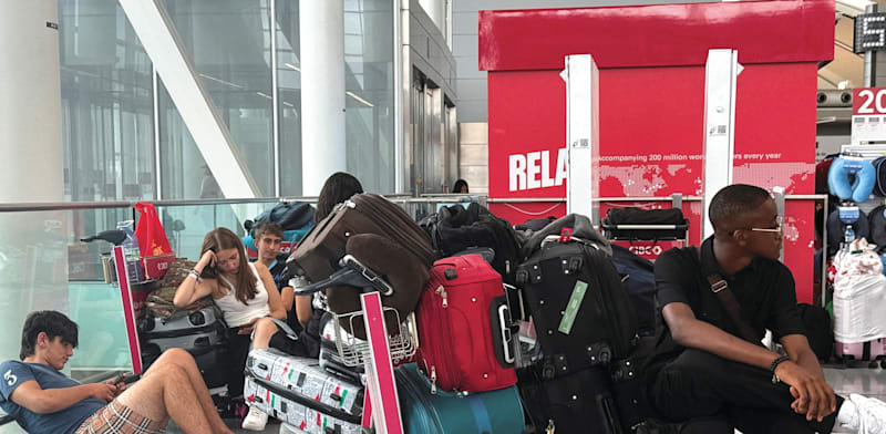 "נוסעי אייר קנדה בהמתנה לטיסה / צילום: Reuters, Kyaw Soe Oo"