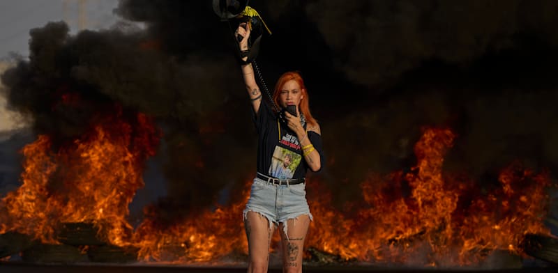 מפגינה למען החזרת החטופים משתתפת בחסימת כביש / צילום: ap, Ohad Zwigenberg