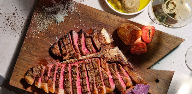 "סינטה עגלה באומניה ביסטרו. החוויה מתחילה הרבה לפני הביס / צילום: אנטולי מיכאלו"