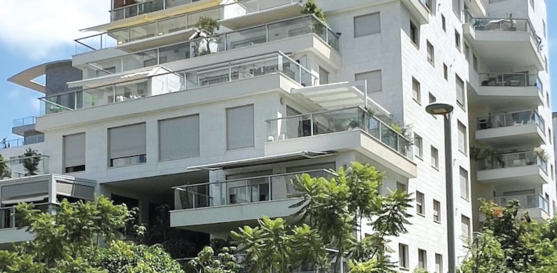 "הבניין ברחוב דליה רביקוביץ' בהרצליה / צילום: דני אמר"