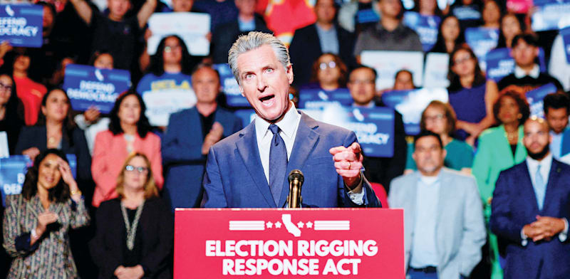 "מושל קליפורניה, גאווין ניוסום. לא יושב בחיבוק ידיים מול טראמפ / צילום: Reuters, Mike Blake"