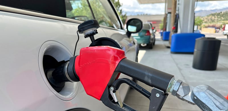 "תדלוק בתחנת דלק / צילום: ap, David Zalubowski"