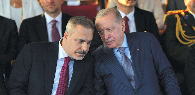 "נשיא טורקיה ארדואן (מימין) והשר פידאן / צילום: ap, Petros Karadjias"