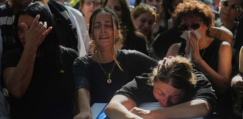 אמו של עידן שתיוי ז"ל ובת זוגו סתיו לוי בהלוויתו / צילום: ap, Ariel Schalit
