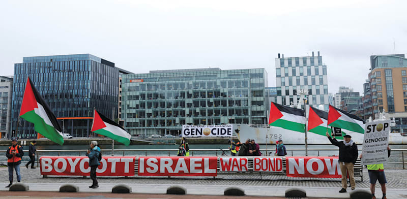 "הפגנות פרו־פלסטיניות מול הבנק המרכזי באירלנד / צילום: Reuters, Clodagh Kilcoyne"